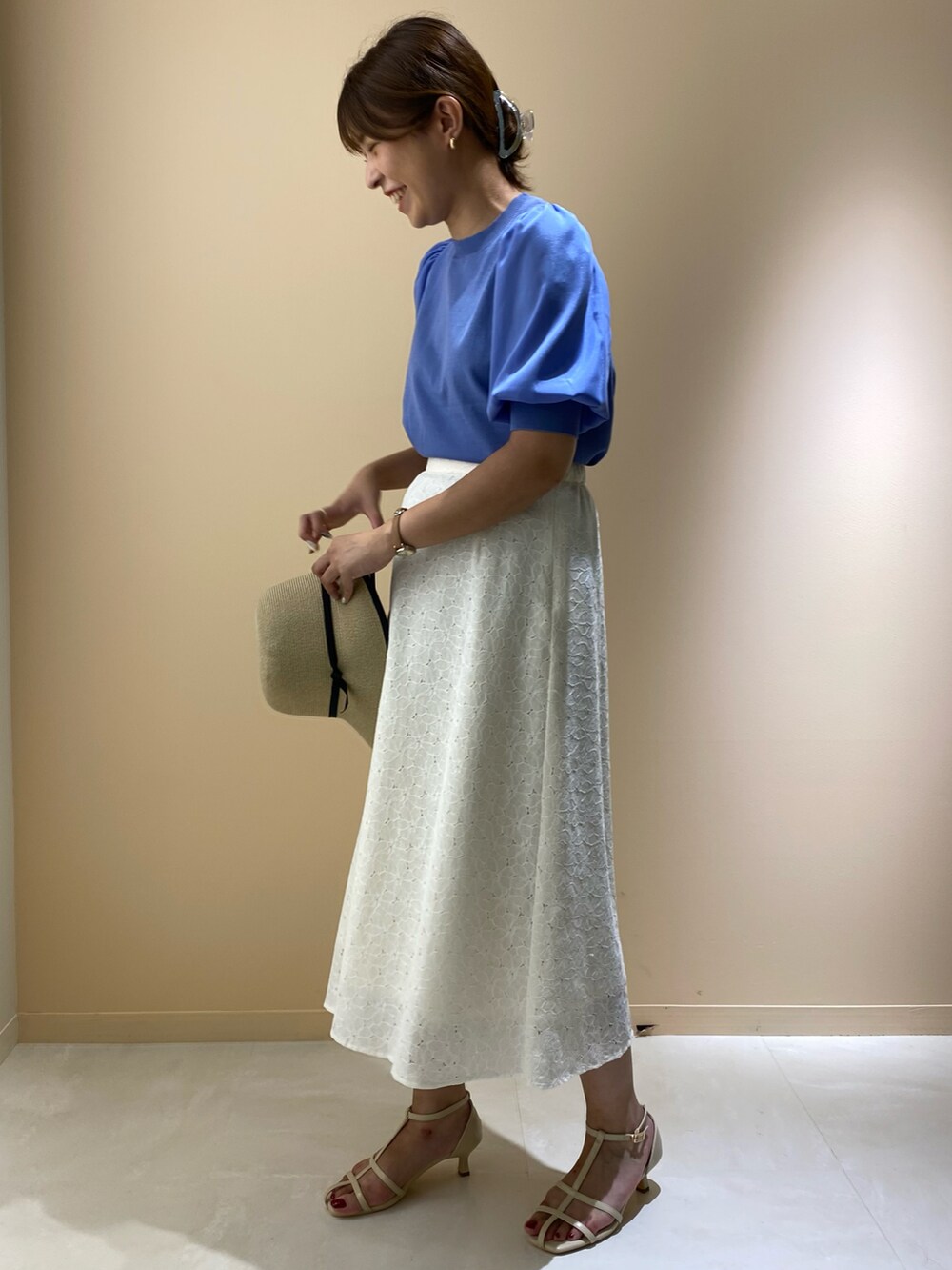 「夏コーデ、大人女子、大人コーデ、ホワイト、きれいめコーディネート、おでかけ」｜「Te chichiのTストラップサンダル（サンダル、ホワイト系）」を使った、ERIKAさん（レディース・157cm）の夏コーディネートの3枚目の写真