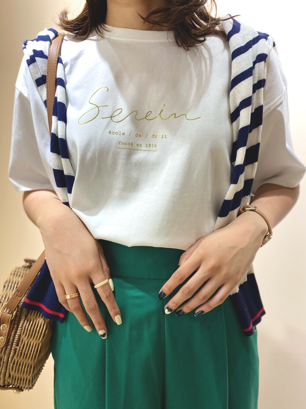 「休日スタイル、オトナカジュアル、春夏コーデ、サンダル、夏、グリーン、Tシャツ、ロゴT、パンツスタイル」｜「Te chichiのナローストラップサンダル（サンダル、ホワイト系）」を使った、ERIKAさん（レディース・157cm）の夏コーディネートの5枚目の写真