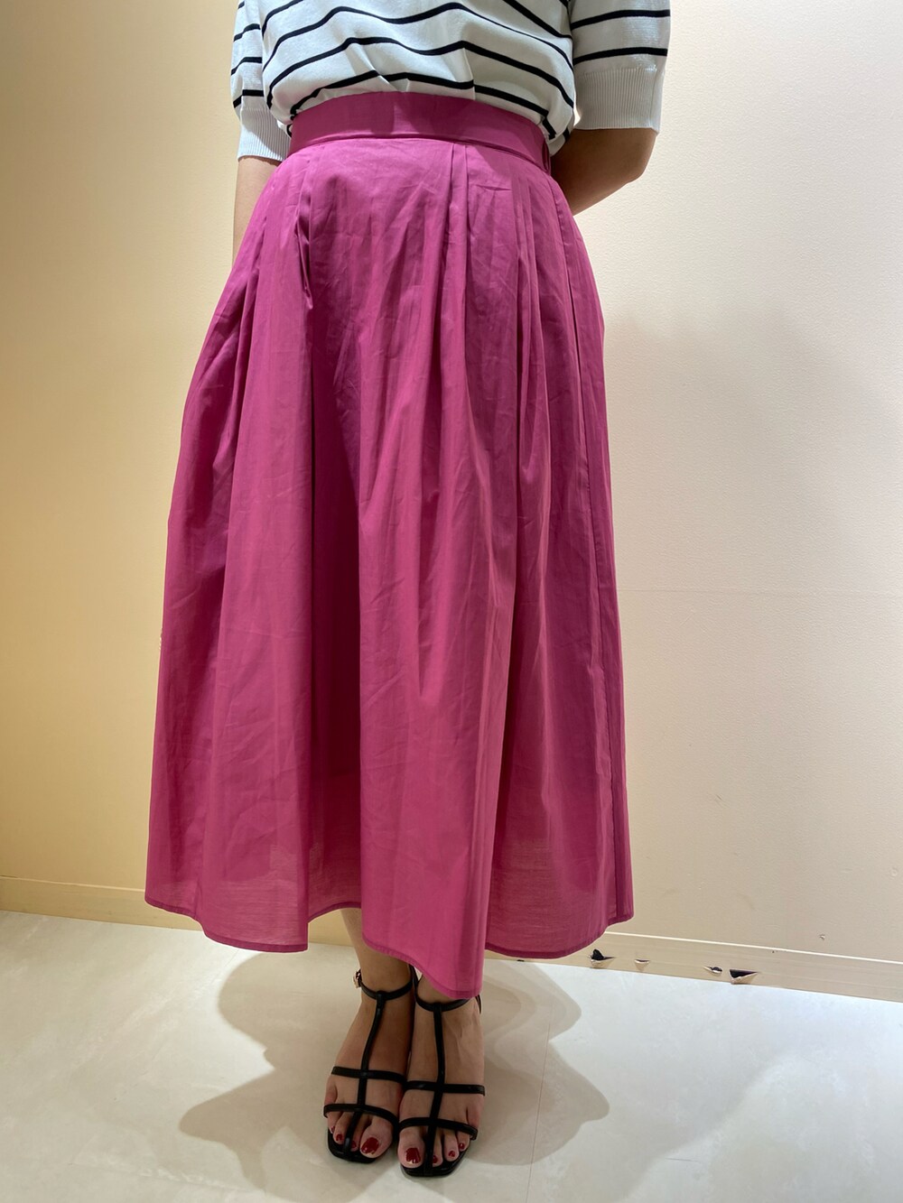 ブラック系のサンダル、ベージュ系のトートバッグ、ホワイト系のニット/セーターを着用したレディースの夏コーディネートの5枚目の写真