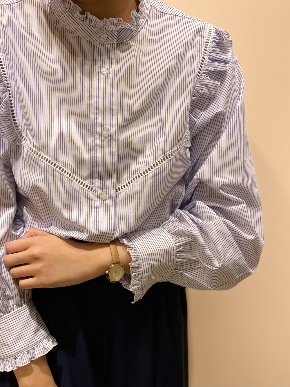 「春カラー、ラクチンコーデ、オトナ女子、ブラウス、春コーデ、春アウター」｜「Te chichiのプレート×セパレートパンプス（パンプス、ホワイト系）」を使った、ERIKAさん（レディース・157cm）の春コーディネートの4枚目の写真