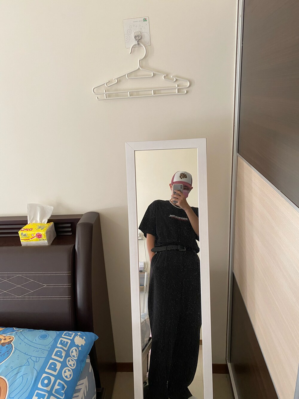 ブラック系のその他パンツ、ブラック系のTシャツ/カットソー、ピンク系の帽子を着用したメンズの春コーディネートの2枚目の写真