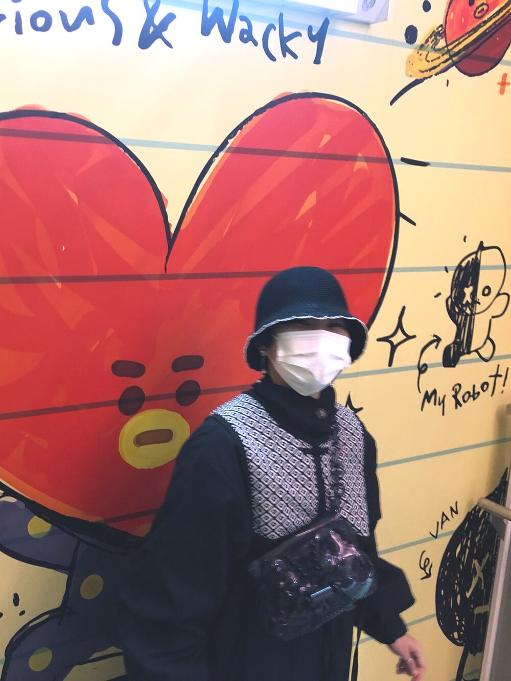 ブラック系のハットを着用したレディースの春コーディネートの2枚目の写真