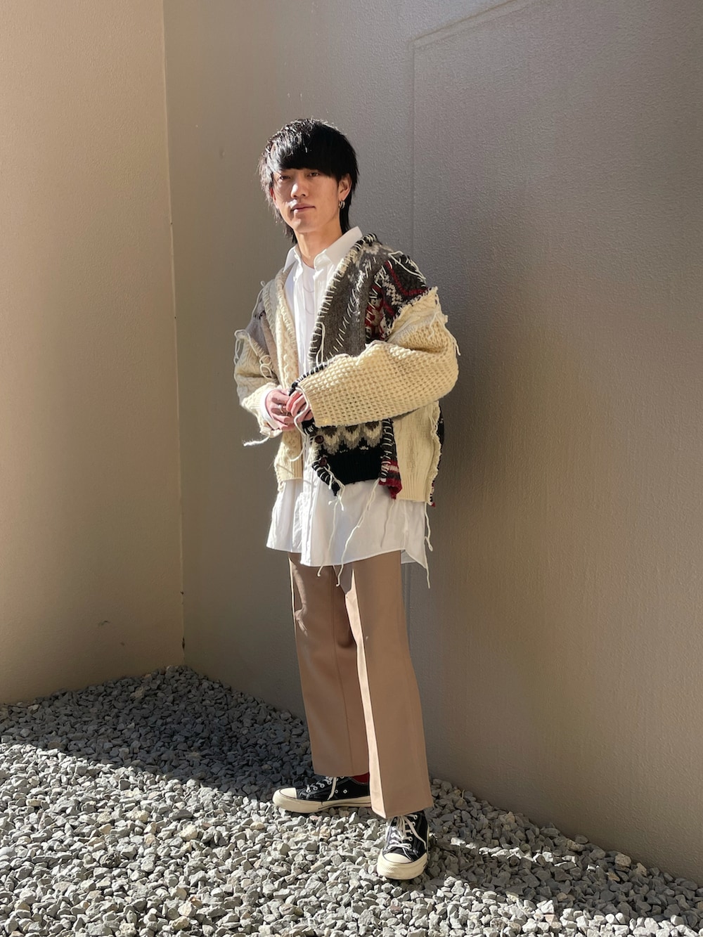 「クリスマスに着たい服、リメイク、ノルディック柄、ビッグシルエット、カーディガン、ケーブルニット、ニット/セーター、スラックス、休日スタイル、冬コーデ、スニーカーコーデ、レイヤードスタイル、タックイン、ベージュ、カジュアル」｜「Chuck Taylor All Star 70sのアイテム（スニーカー、ブラック系）」を使った、NATSUKIさん（メンズ・180cm）の冬コーディネートの2枚目の写真