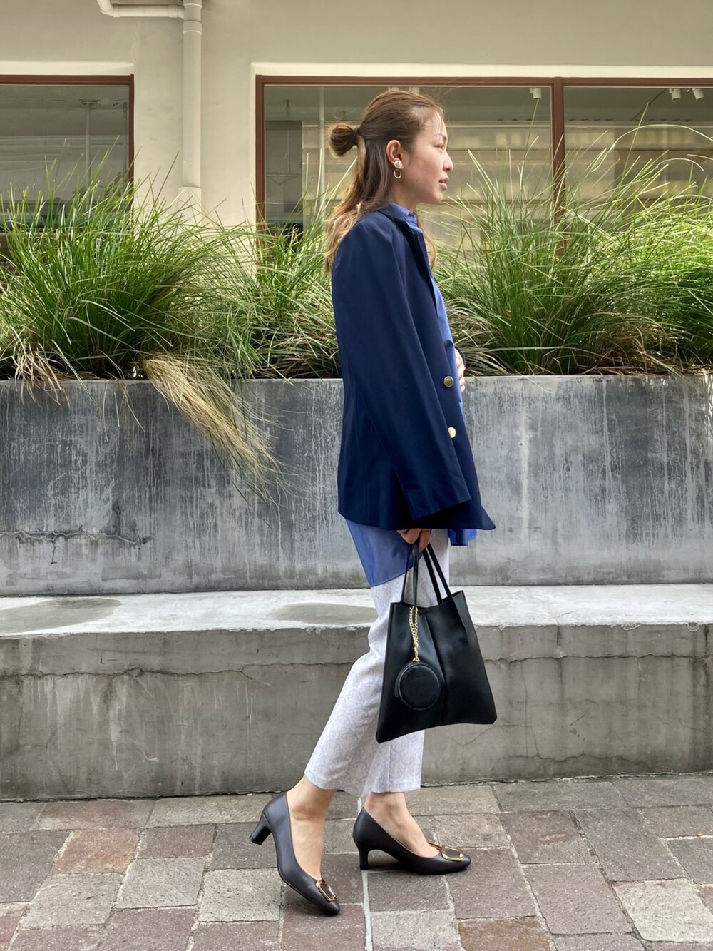 ブルー系のテーラードジャケット、ブルー系のその他パンツ、グレー系のドレスシューズを着用したレディースの春コーディネートの2枚目の写真