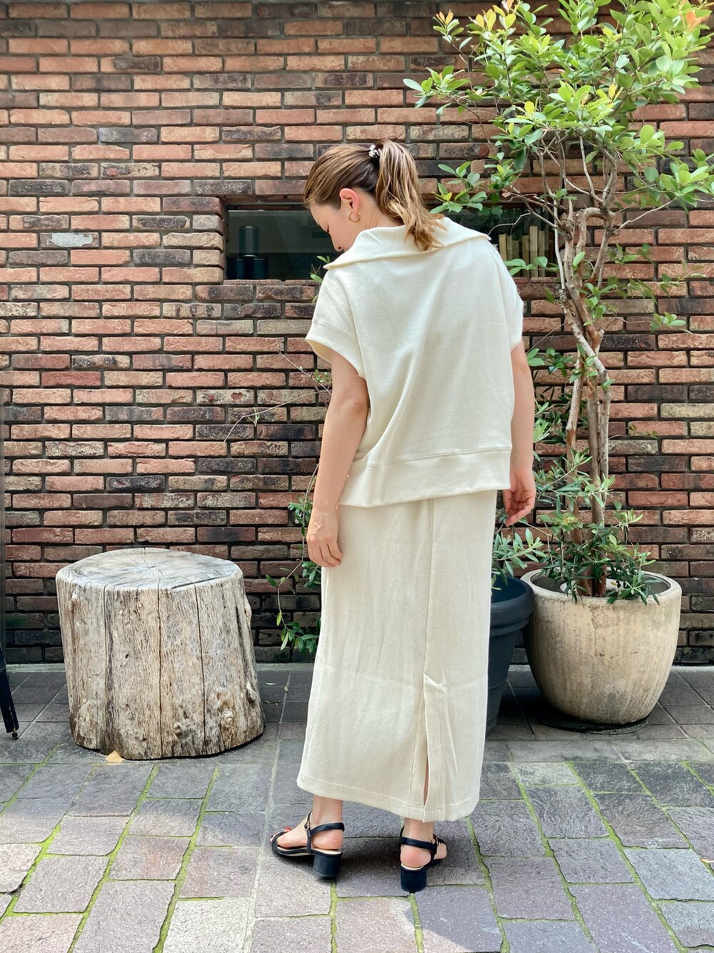 ブラック系のサンダル、ホワイト系のスカート、ホワイト系のTシャツ/カットソーを着用したレディースの夏コーディネートの3枚目の写真