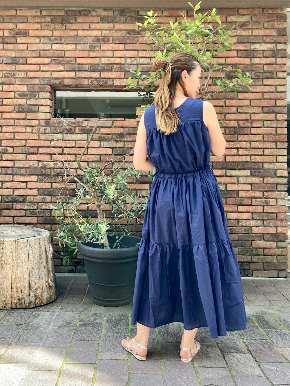 シルバー系のサンダル、グリーン系のカーディガン/ボレロ、ブルー系のワンピースを着用したレディースの夏コーディネートの2枚目の写真