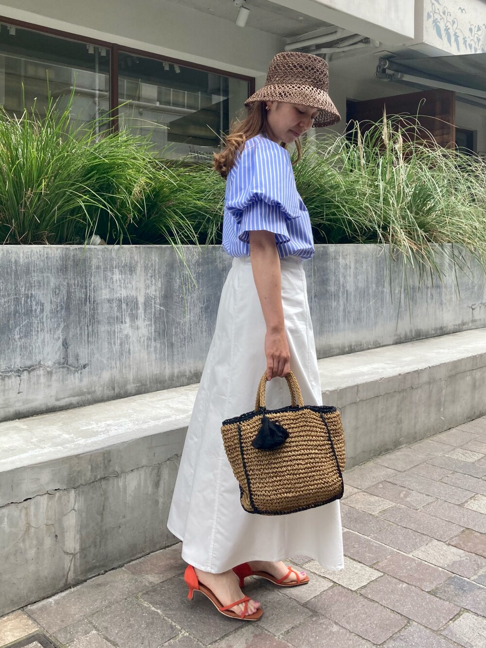 「春夏コーデ、休日スタイル、今日のコーデ、大人かわいい、夏コーデ、ストライプ、ブラウス、袖ボリューム、ホワイトスカート、かごバッグ、夏、サンダル、大人女子、Techichi、シャツスタイル」｜「Te chichiのタッセル付ペーパートートバッグ（ハンドバッグ、イエロー系）」を使った、✳︎ｆｕｋｕ✳︎さん（レディース・158cm）の春コーディネートの2枚目の写真