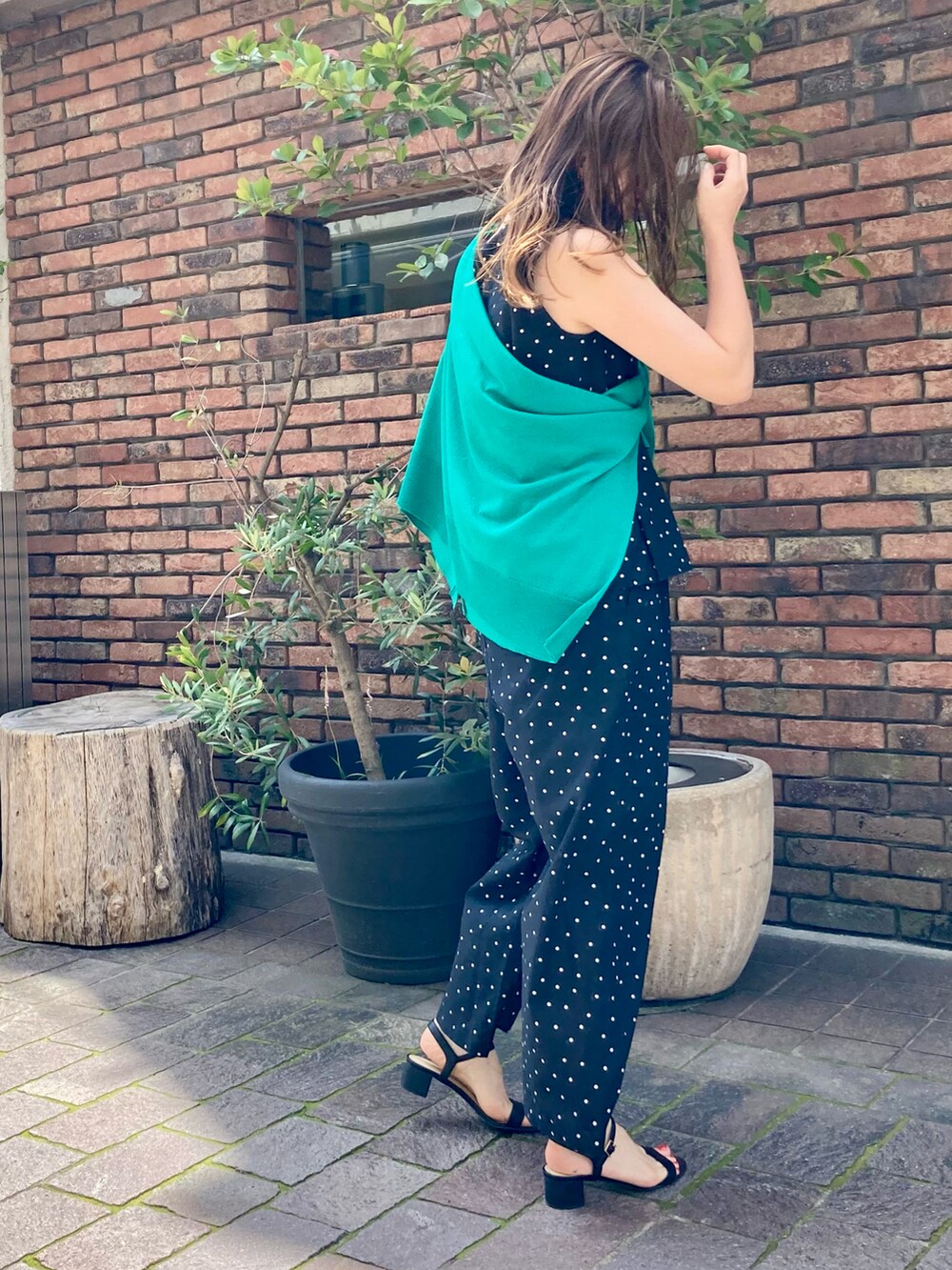 ブラック系のシャツ/ブラウス、ブラック系のサンダル、ブラック系のその他パンツを着用したレディースの夏コーディネートの2枚目の写真