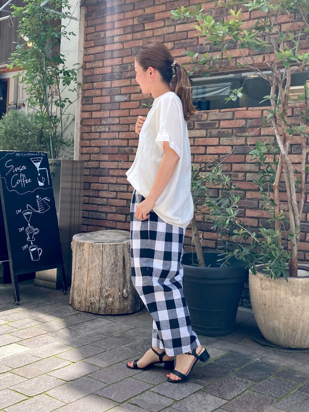 ホワイト系のシャツ/ブラウス、ホワイト系のトートバッグ、ブラック系のサンダルを着用したレディースの夏コーディネートの3枚目の写真