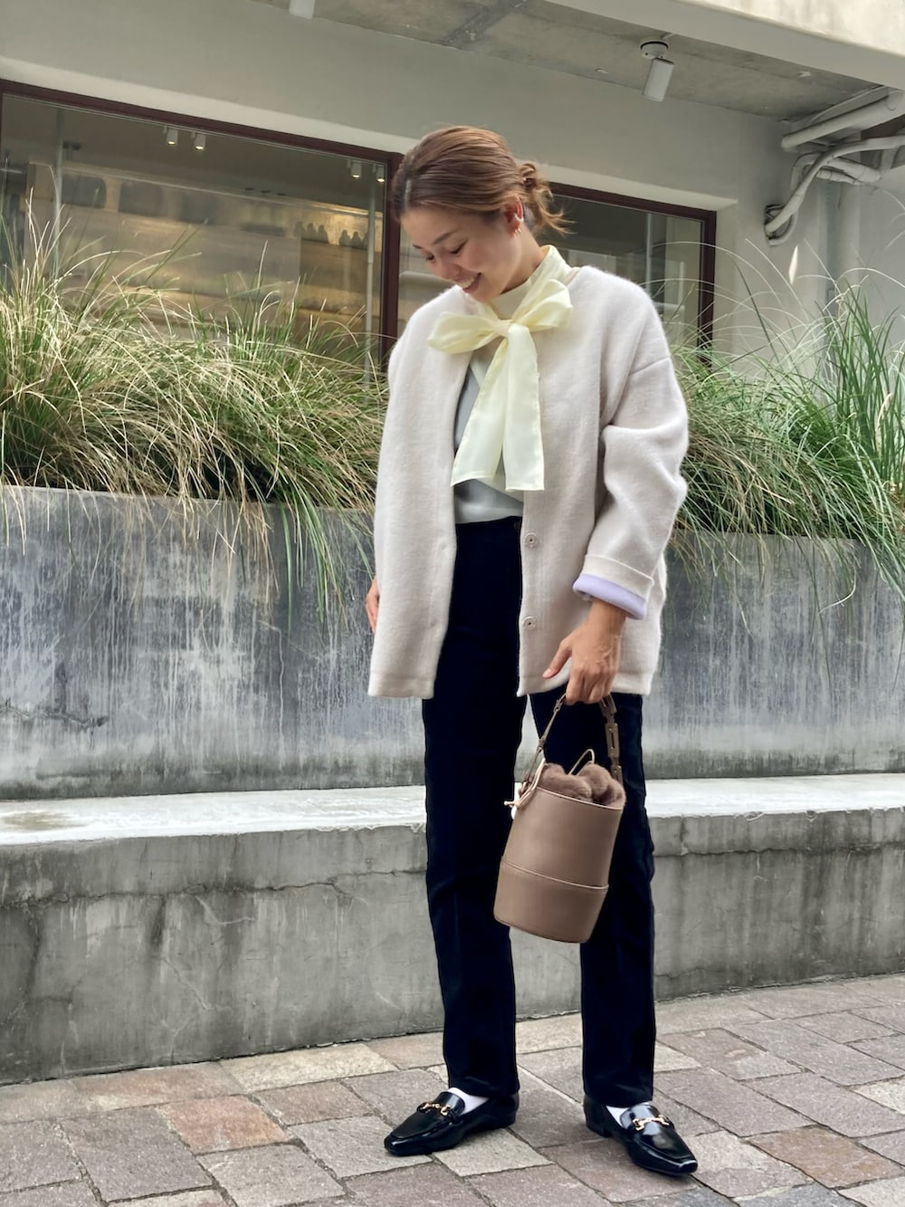 ブラック系のその他パンツ、ホワイト系のカーディガン/ボレロ、ホワイト系のシャツ/ブラウスを着用したレディースの秋コーディネートの2枚目の写真