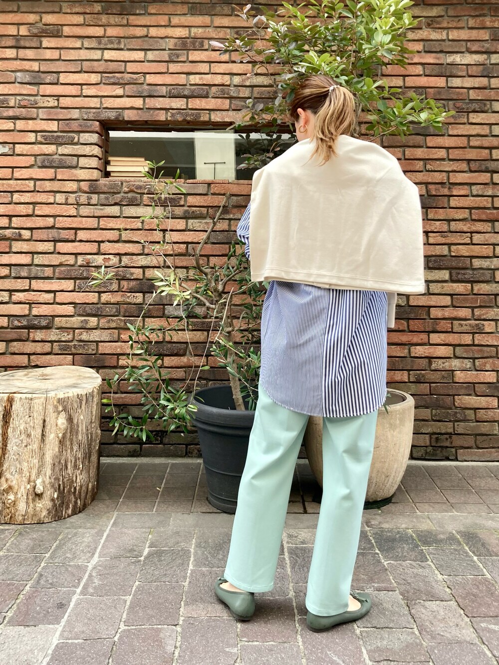 ホワイト系のカーディガン/ボレロ、ブルー系のシャツ/ブラウス、グリーン系のパンプスを着用したレディースの春コーディネートの3枚目の写真