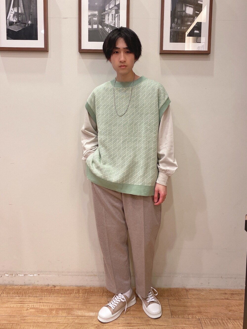 グリーン系のその他トップス、ベージュ系のスウェット、ブラウン系のその他パンツを着用したメンズの冬コーディネートの2枚目の写真