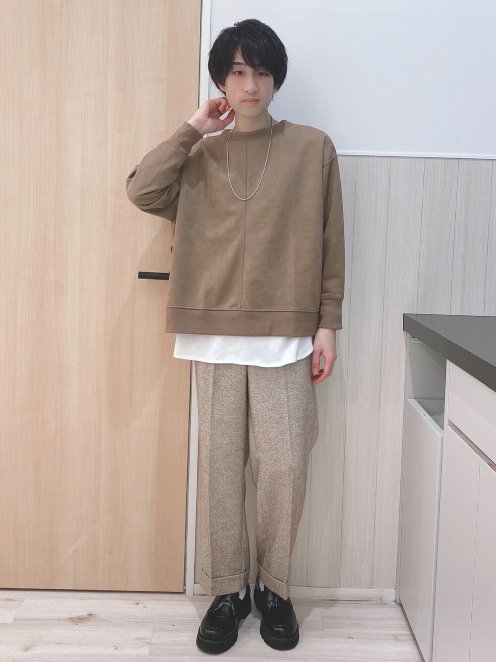 イエロー系のTシャツ/カットソー、ブラウン系のその他パンツ、ブラック系のストール/ショールを着用したメンズの秋コーディネートの2枚目の写真