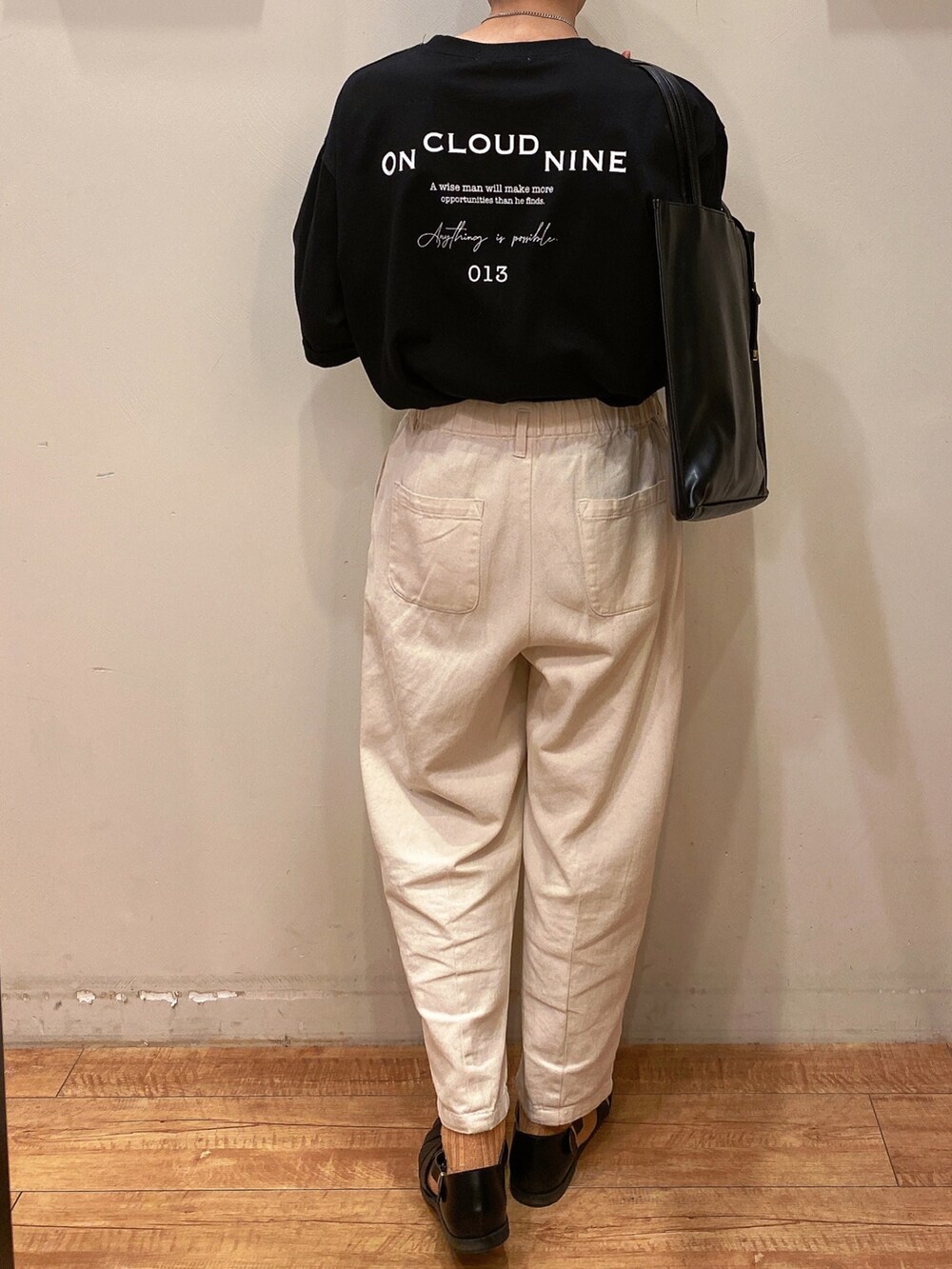 ホワイト系のその他パンツ、ブラック系のTシャツ/カットソー、ブラック系のサンダルを着用したメンズの春コーディネートの2枚目の写真