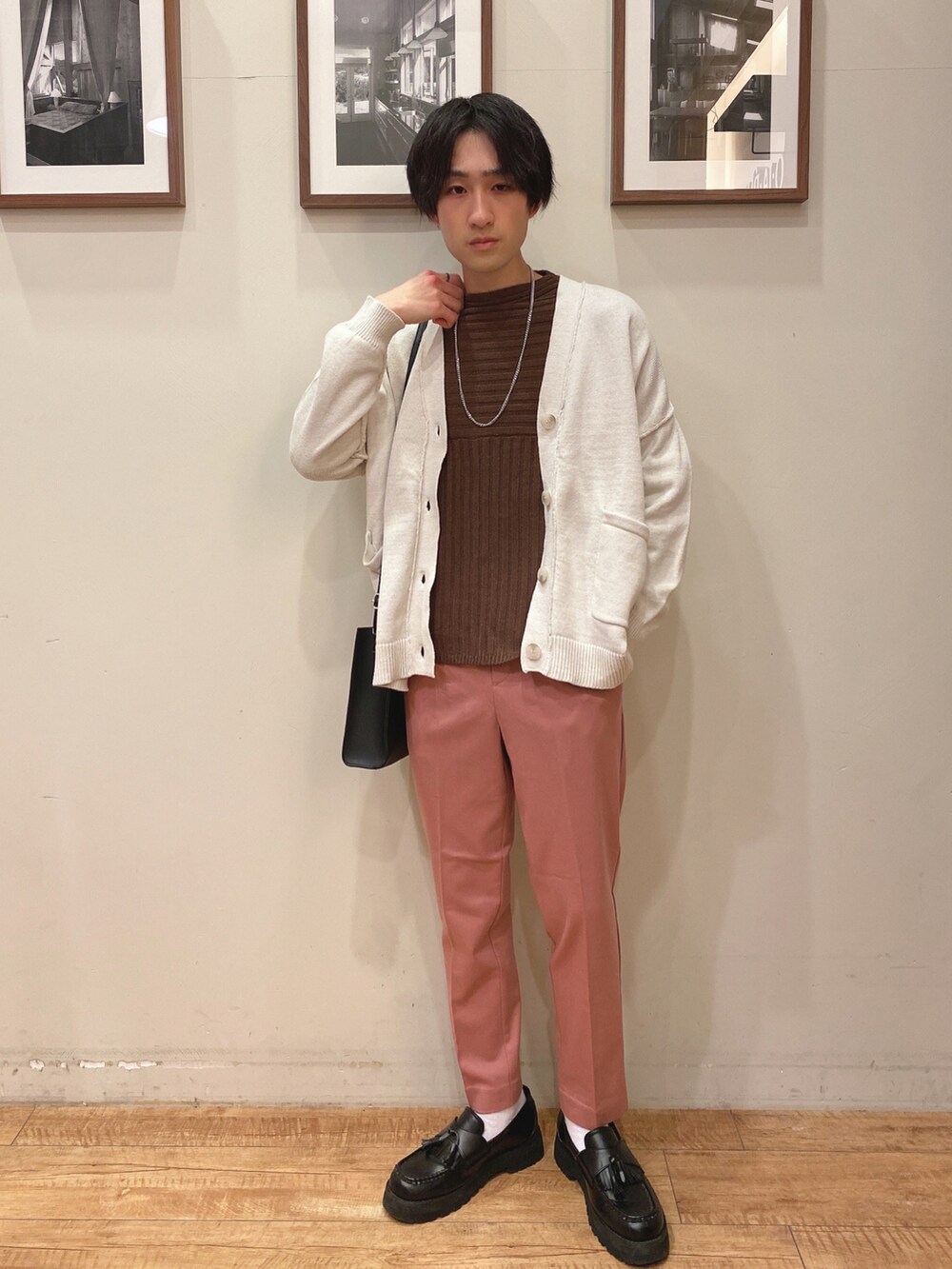 ピンク系のその他パンツ、ホワイト系のカーディガン/ボレロ、ブラウン系のニット/セーターを着用したメンズの冬コーディネートの2枚目の写真