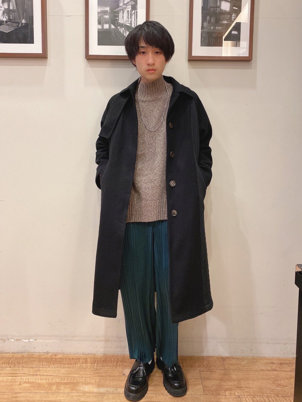 グリーン系のその他パンツ、ブラウン系のニット/セーター、ブラック系のステンカラーコートを着用したメンズの冬コーディネートの2枚目の写真