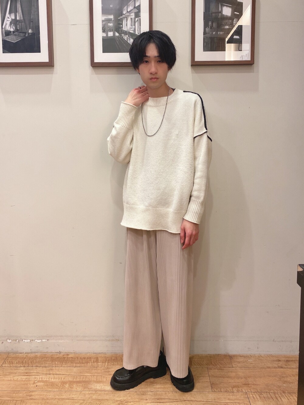 「シューラルー、ユニセックス、メンズライク、プチプラ、コート、ホワイト、ワントーンコーデ、ニット、プリーツパンツ、ベージュ、グレー、アウター、白ニット、ステンカラーコート、低身長コーデ」|「DRESKIPのニット切替ステンカラ-コート(ステンカラーコート、グレー系)」を使った、いましさん(メンズ・169cm)の冬コーディネートの2枚目の写真