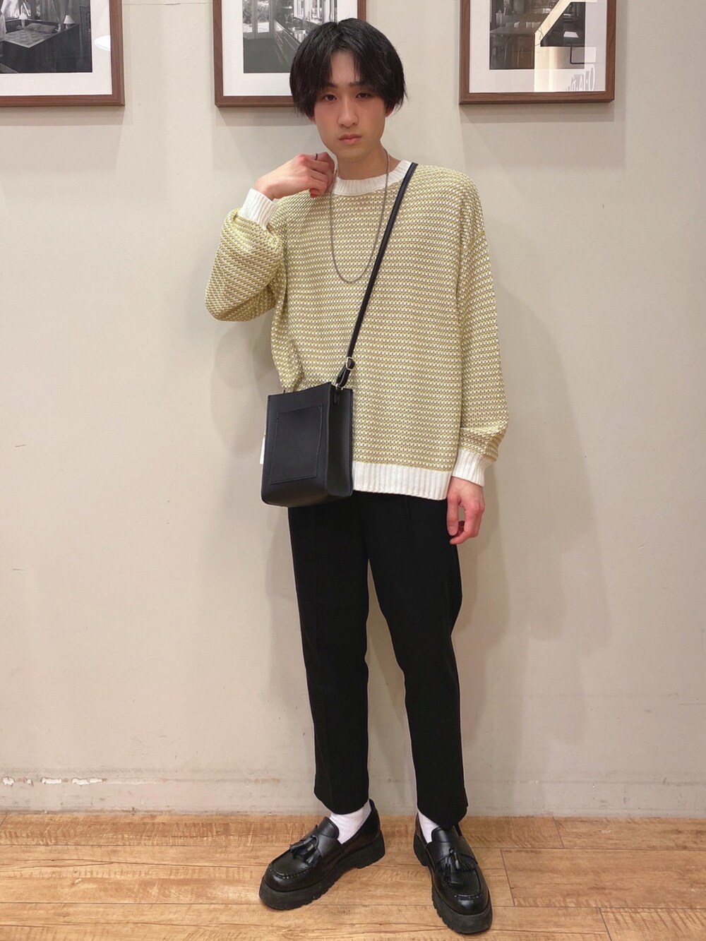 ブラック系のその他パンツ、イエロー系のニット/セーター、ブラック系のショルダーバッグを着用したメンズの冬コーディネートの2枚目の写真