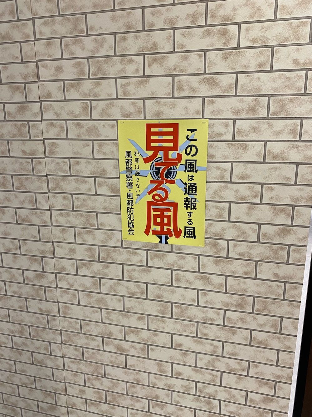 ブラック系のパンツ、ブラック系のローファー、ブラック系のベストを着用したメンズの秋コーディネートの4枚目の写真