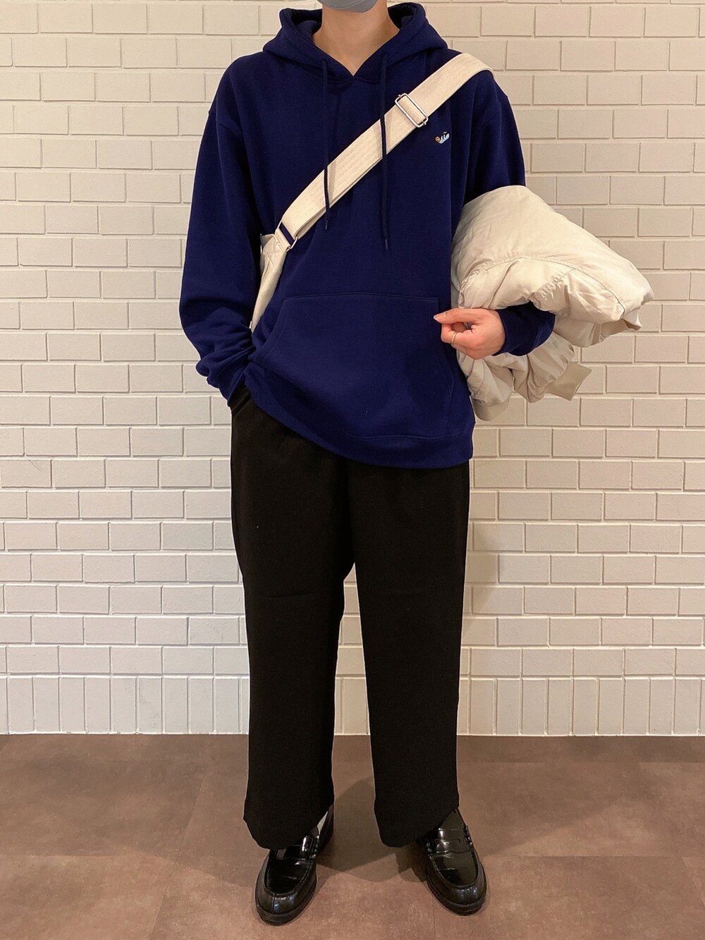 ホワイト系のショルダーバッグ、ブラック系のその他パンツ、ブラック系のローファーを着用したメンズの秋コーディネートの2枚目の写真