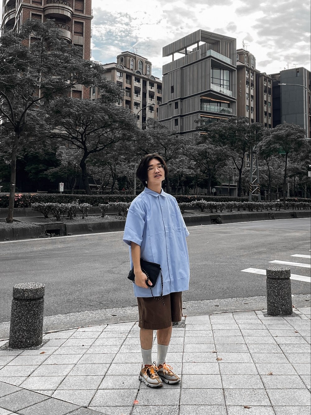 オレンジ系のスニーカー、ブラウン系のその他パンツ、ブルー系のシャツ/ブラウスを着用したメンズの夏コーディネートの2枚目の写真