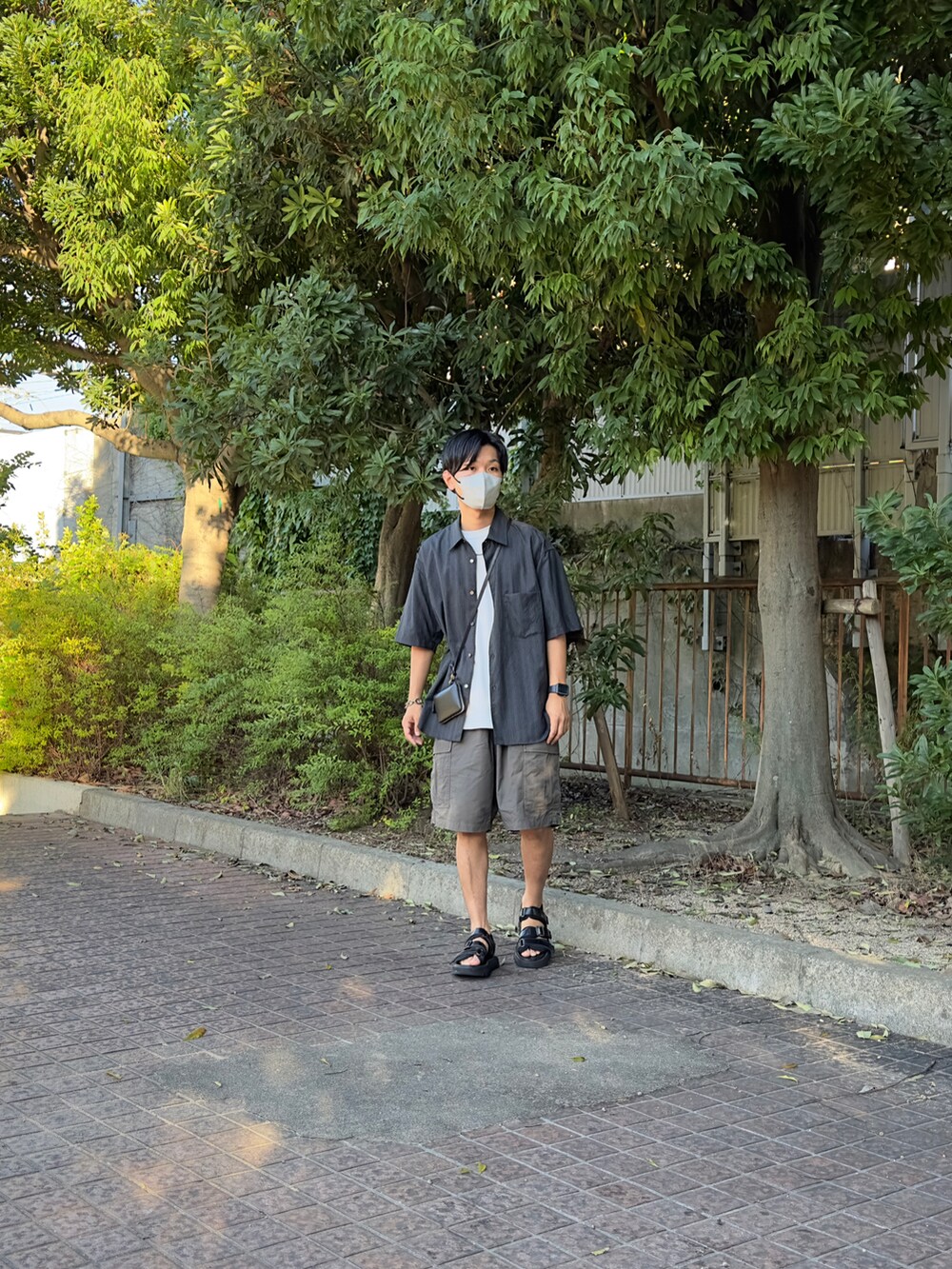 グレー系のシャツ/ブラウス、ホワイト系のTシャツ/カットソー、グレー系のその他パンツを着用したメンズの夏コーディネートの2枚目の写真