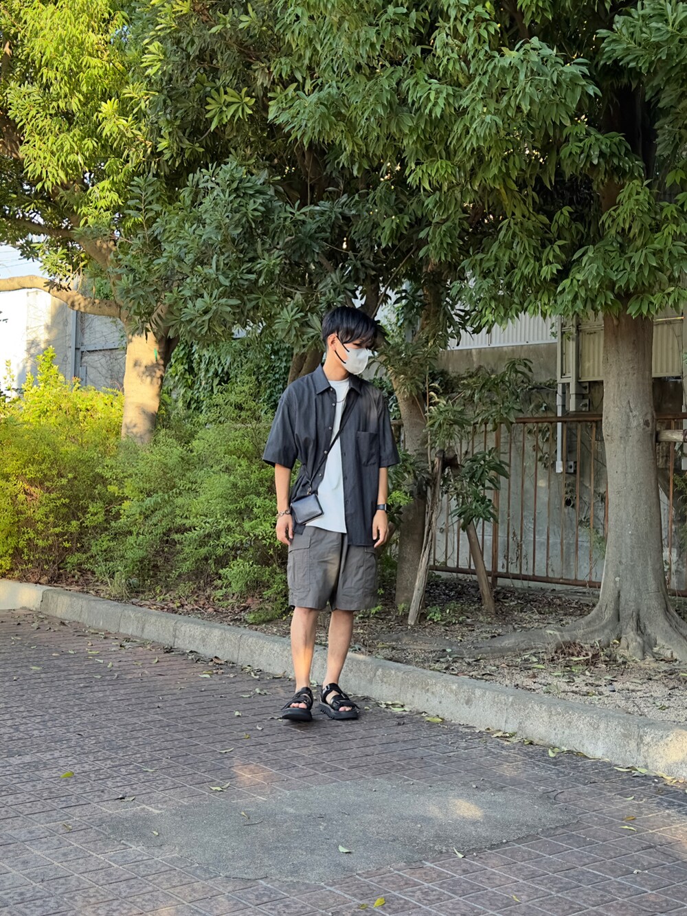 グレー系のシャツ/ブラウス、ホワイト系のTシャツ/カットソー、グレー系のその他パンツを着用したメンズの夏コーディネートの3枚目の写真