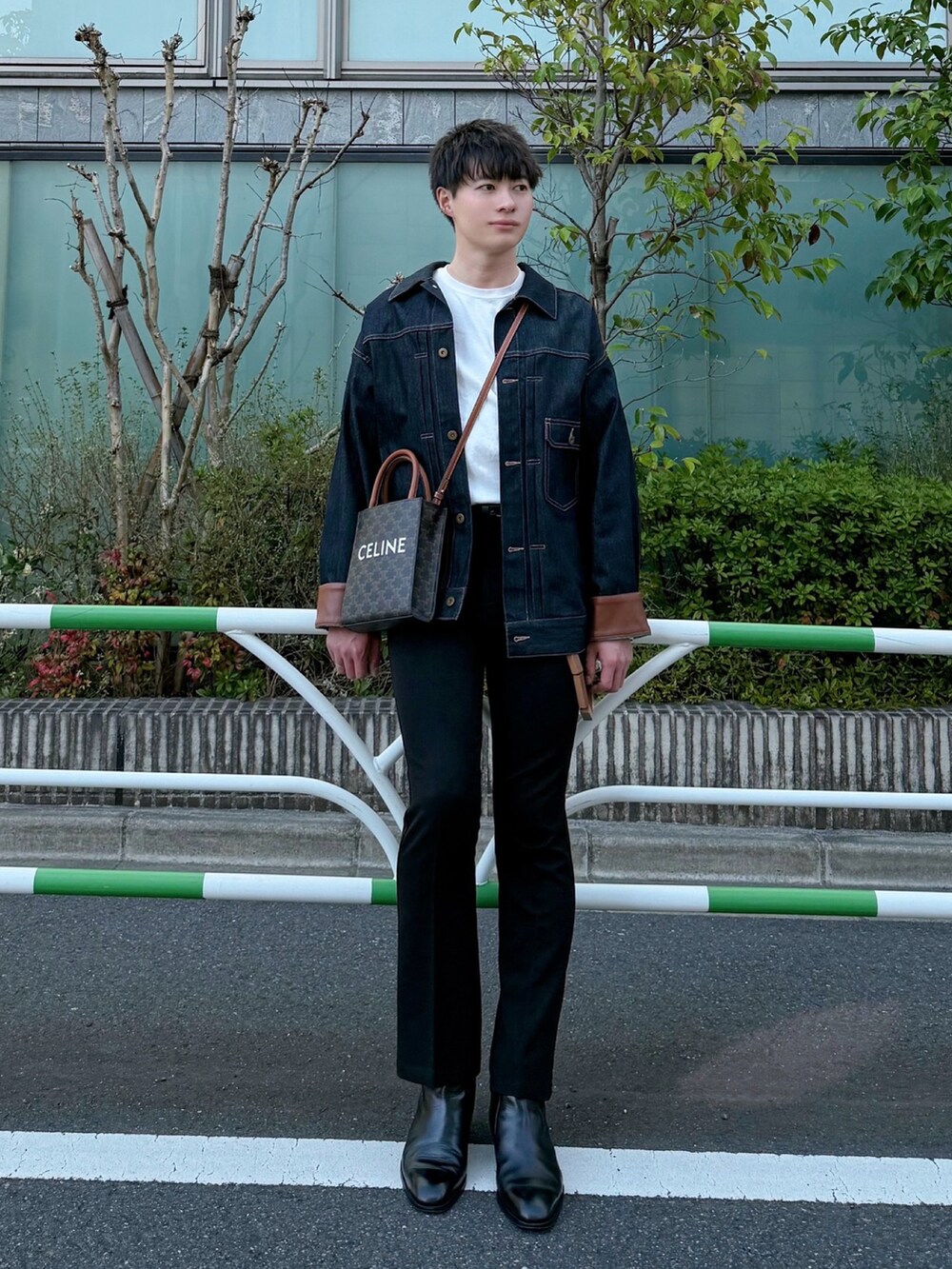 ホワイト系のTシャツ/カットソー、ブラック系のスラックス、ブラック系のブーツを着用したメンズの春コーディネートの2枚目の写真