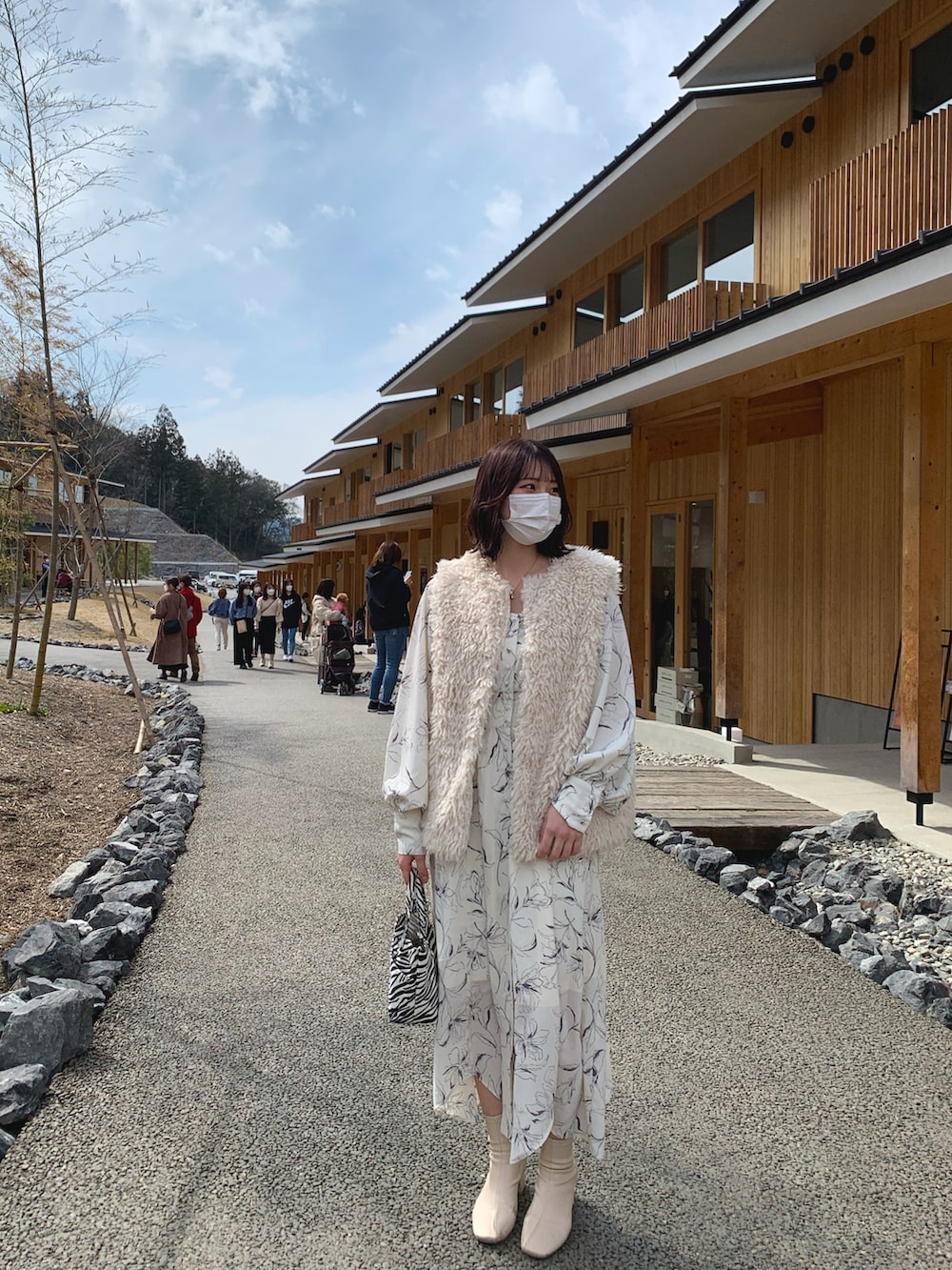 ホワイト系のワンピース、その他のトートバッグ、ホワイト系のベストを着用したレディースの春コーディネートの2枚目の写真