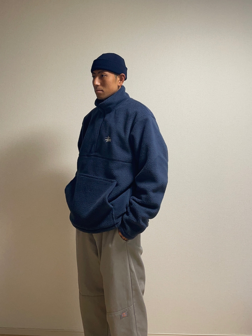 グレー系のその他パンツ、ブルー系のスウェット、ブルー系のニットキャップ/ビーニーを着用したメンズの冬コーディネートの2枚目の写真