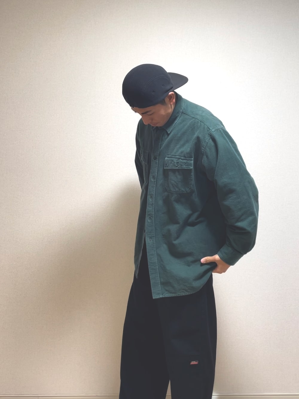 グリーン系のシャツ/ブラウス、ブラック系のチノパンツ、ブラック系のTシャツ/カットソーを着用したメンズの冬コーディネートの2枚目の写真