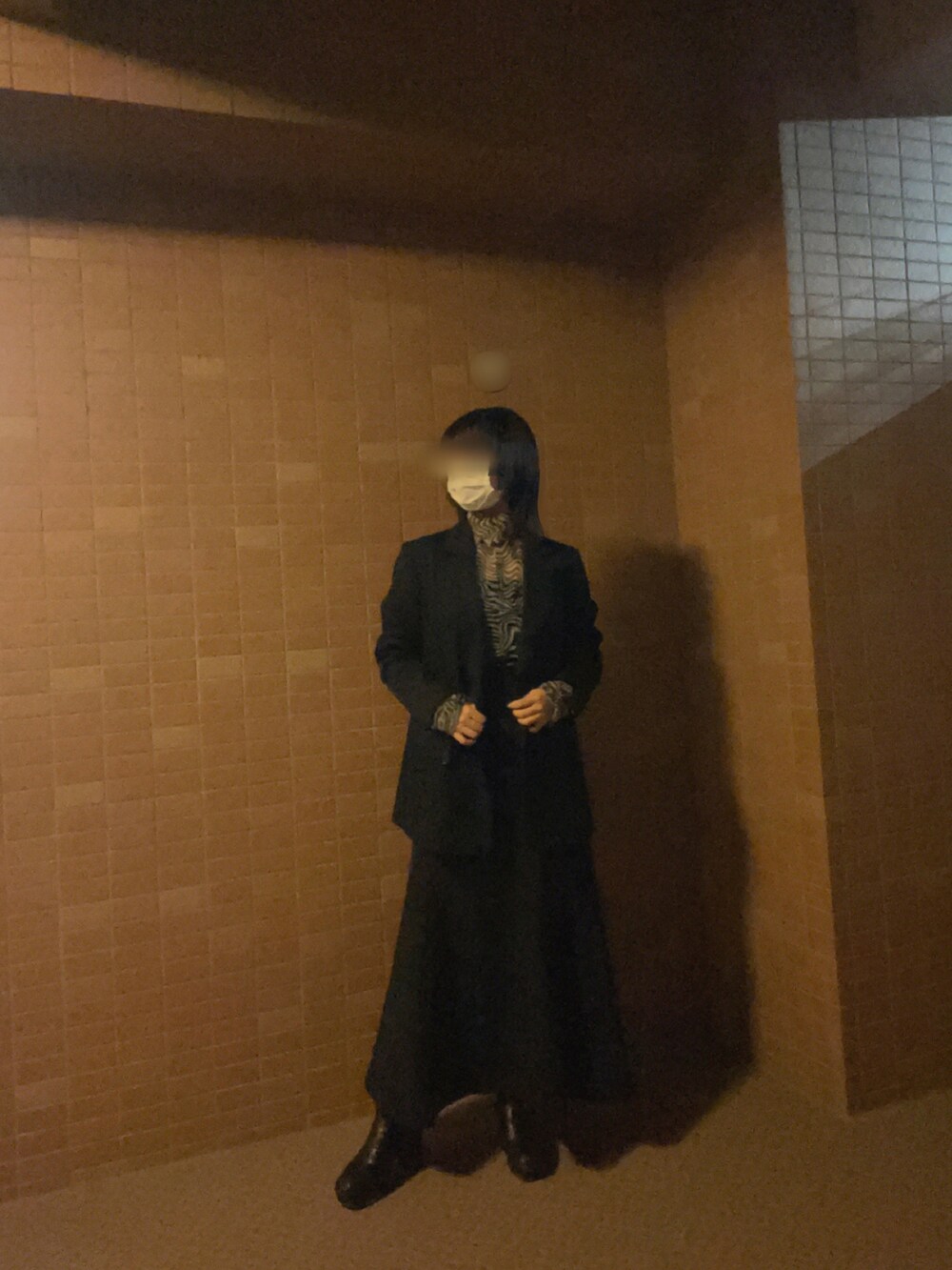 その他のトップス、ブラック系のスカートを着用したレディースの春コーディネートの2枚目の写真