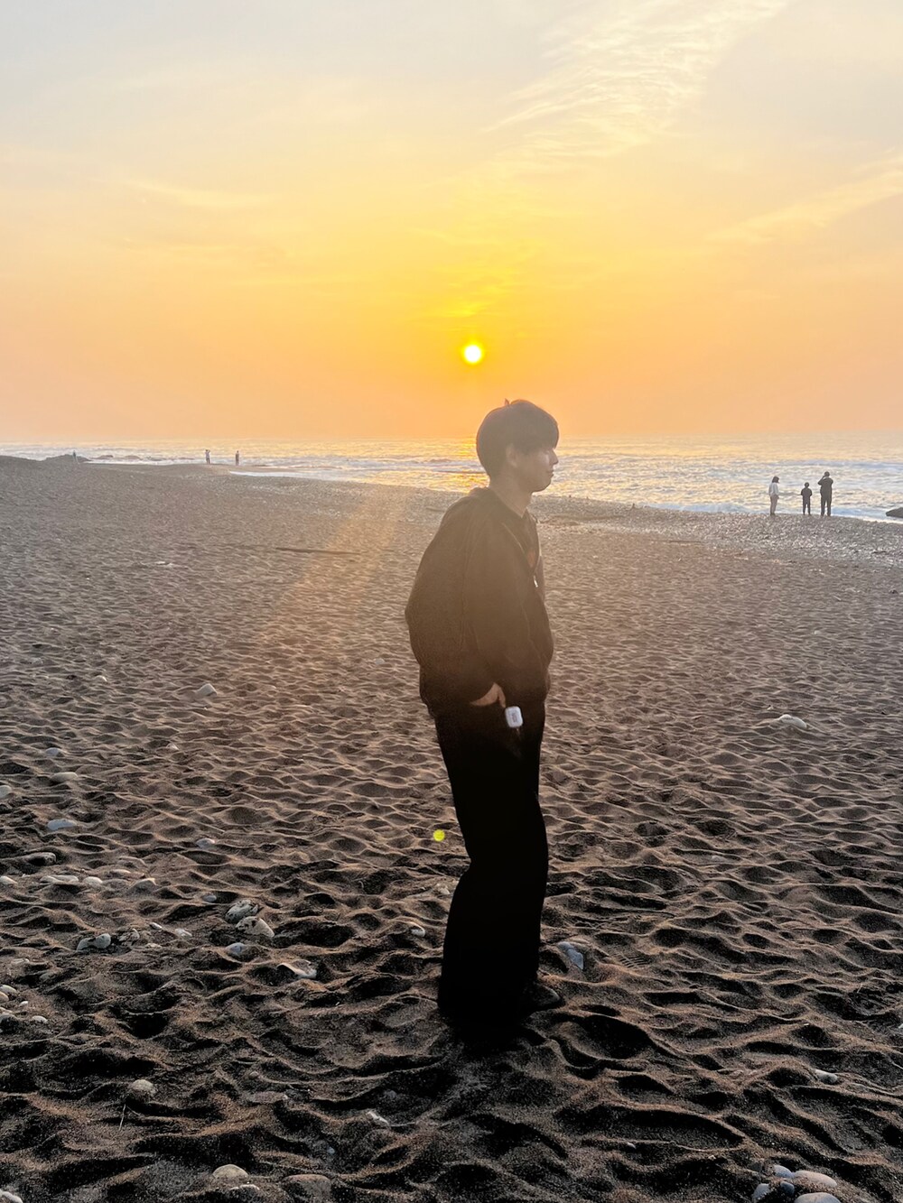 ブラック系のスニーカー、ブラック系のデニムパンツ、ブラック系のTシャツ/カットソーを着用したメンズの秋コーディネートの2枚目の写真