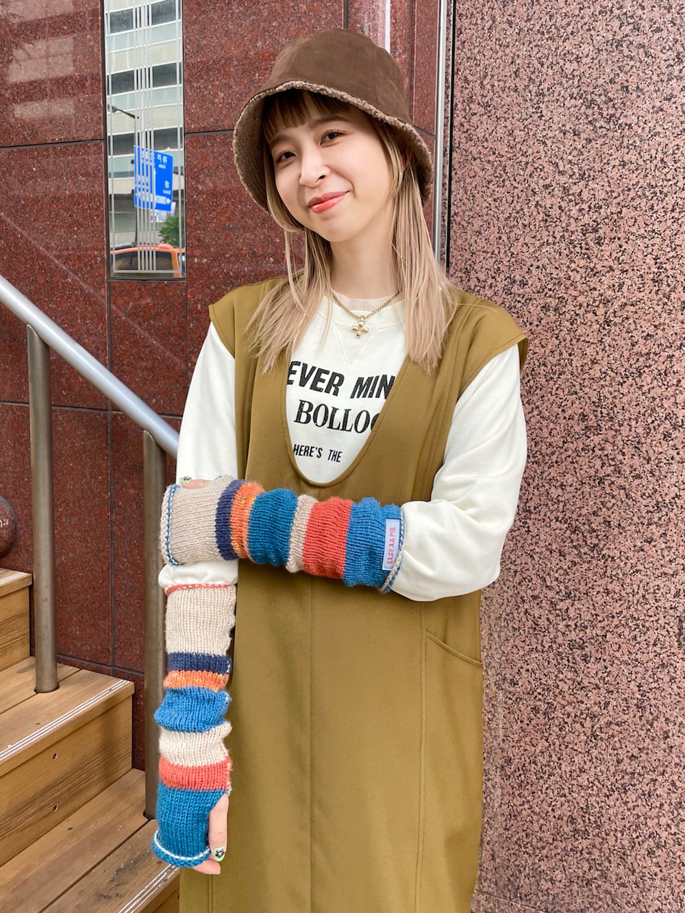 イエロー系のワンピース/ドレス、ホワイト系のスウェットを着用したレディースの秋コーディネートの3枚目の写真