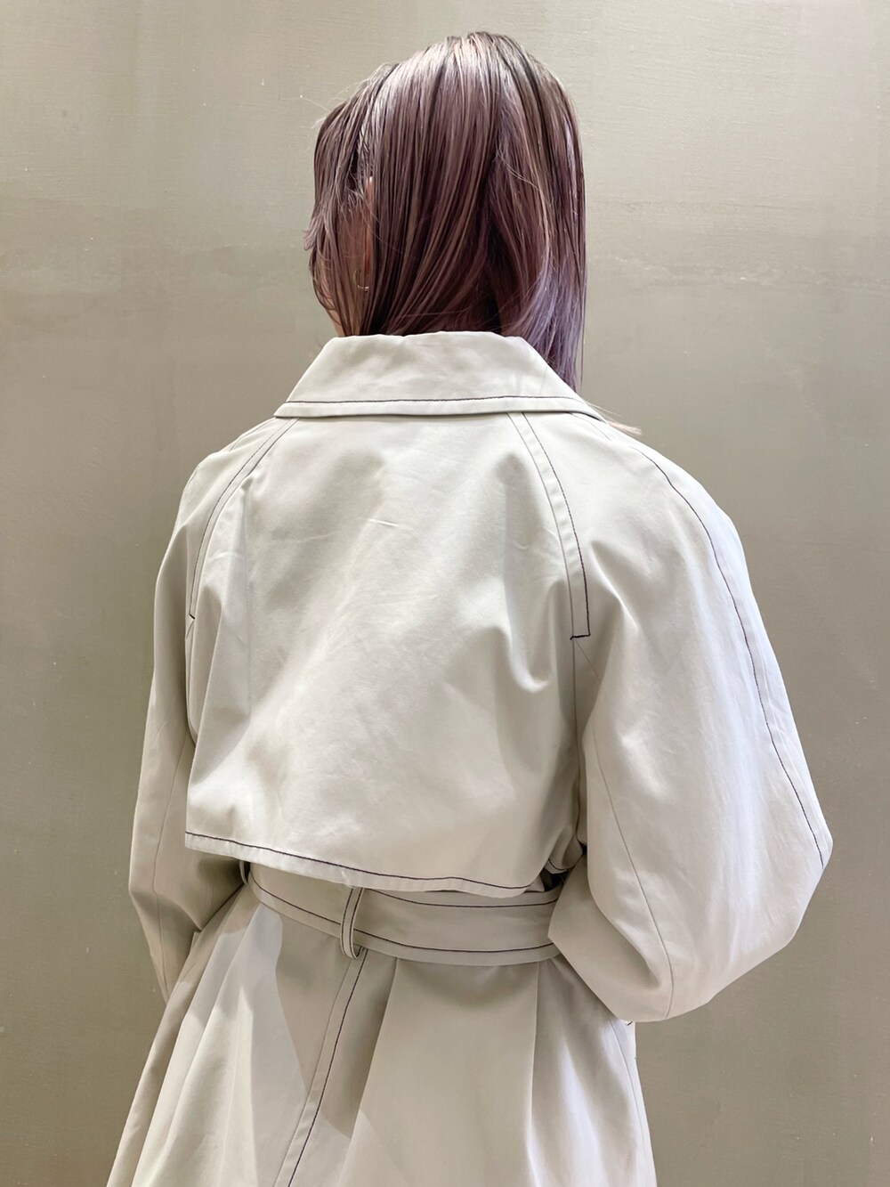 ベージュ系のその他アウター、ホワイト系のその他パンツ、シルバー系のネックレスを着用したレディースの冬コーディネートの5枚目の写真