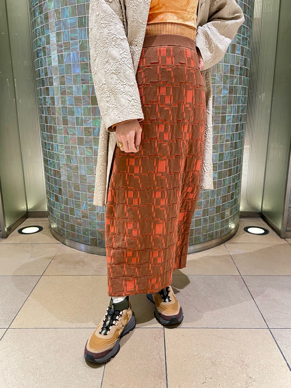 「Ray BEAMS、春アウター、ジャガード柄、PUMA」｜「Ray BEAMSのアイテム（ステンカラーコート、ベージュ系）」を使った、コウノナホさん（レディース・164cm）の冬コーディネートの5枚目の写真