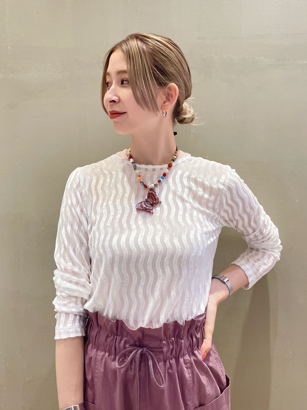 ホワイト系のTシャツ/カットソー、ピンク系のパンツ、ピンク系のトートバッグを着用したレディースの夏コーディネートの2枚目の写真