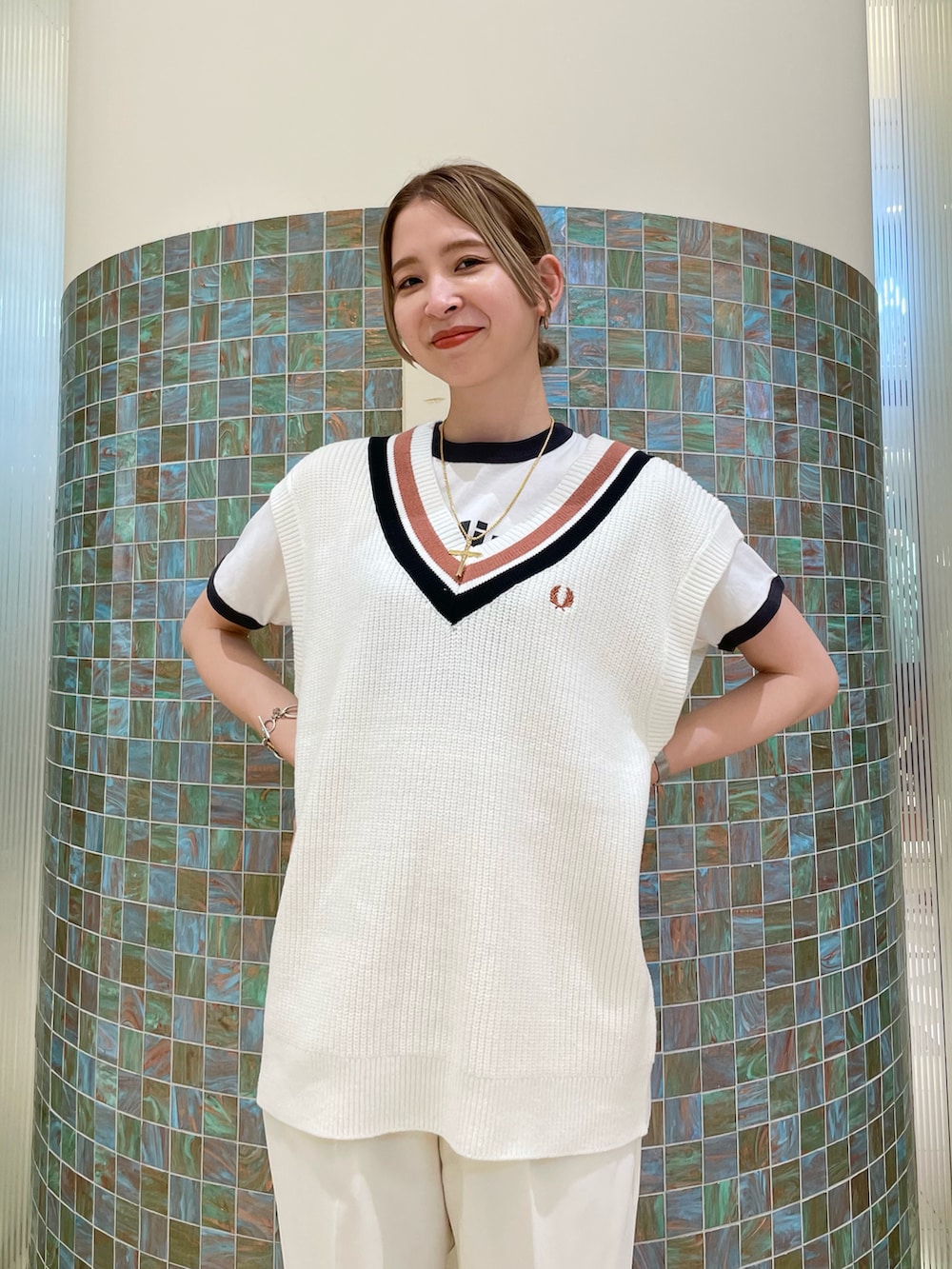 ホワイト系のベスト、グリーン系のその他シューズ、グレー系のTシャツ/カットソーを着用したレディースの夏コーディネートの2枚目の写真