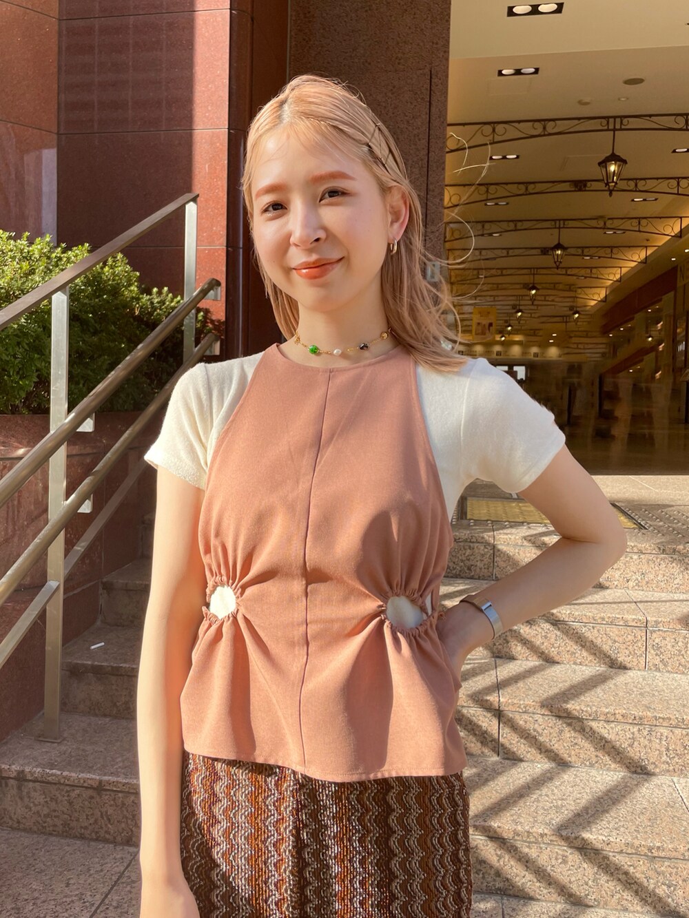 ブラウン系のシャツ/ブラウス、ブラウン系のパンツ、ホワイト系のTシャツ/カットソーを着用したレディースの春コーディネートの2枚目の写真