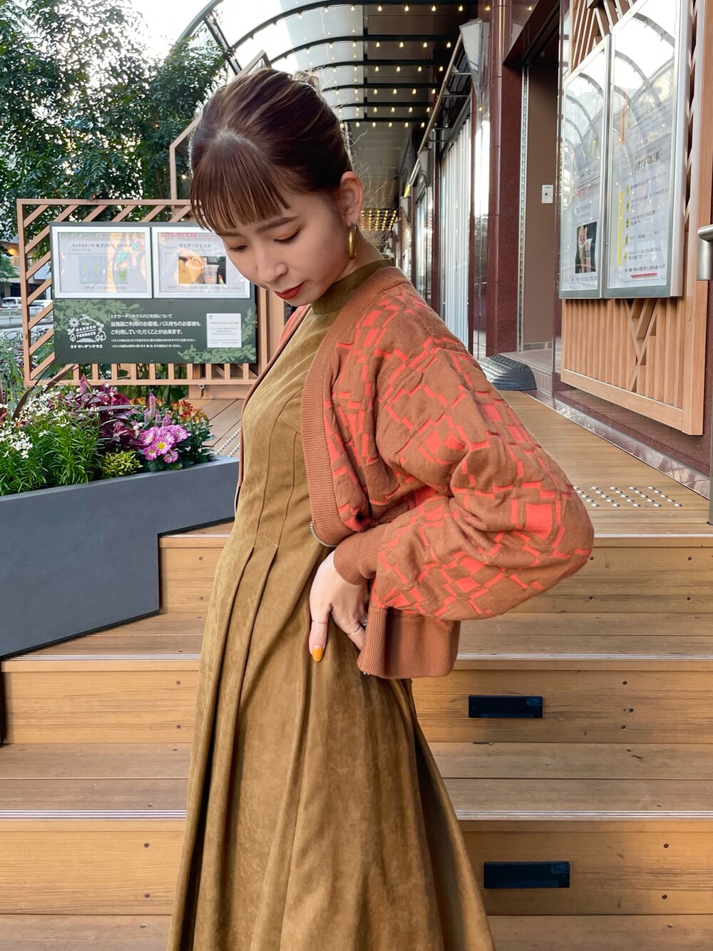 ブラウン系のカーディガン/ボレロ、ブラウン系のワンピースを着用したレディースの秋コーディネートの3枚目の写真