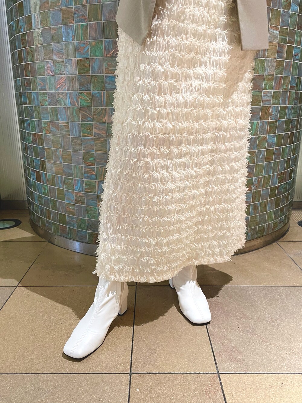 ホワイト系のワンピース、ベージュ系のジャケット/アウターを着用したレディースの冬コーディネートの5枚目の写真