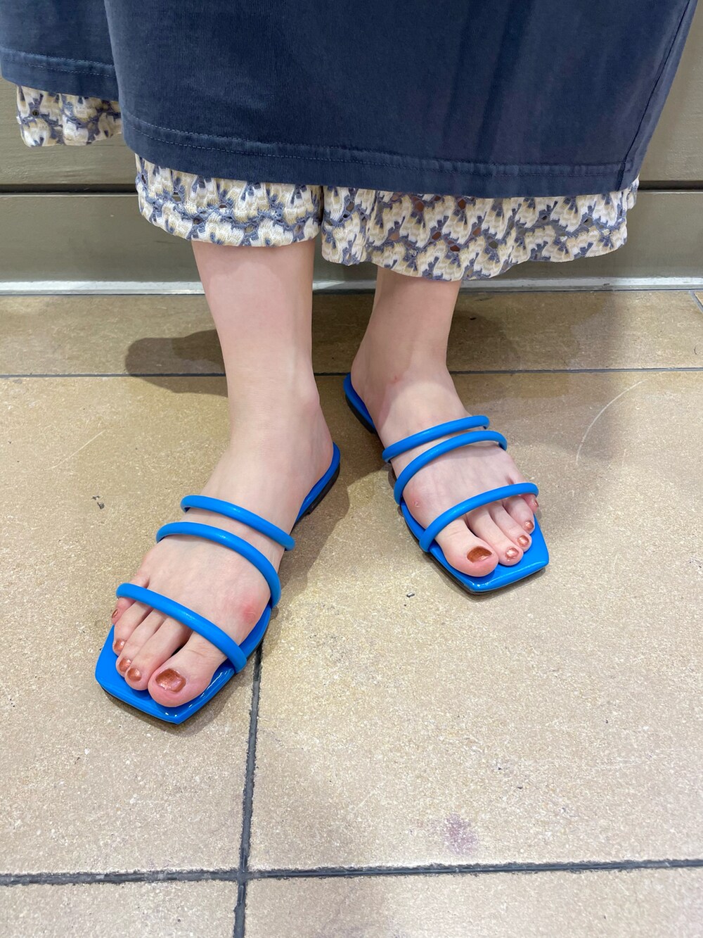 ブルー系のサンダル、ブルー系のスカートを着用したレディースの春コーディネートの5枚目の写真