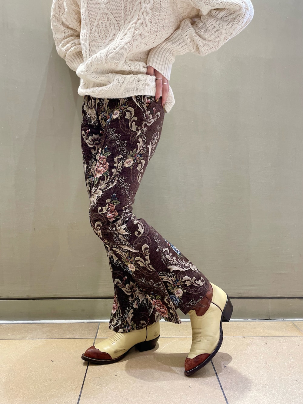 ホワイト系のニット/セーター、ブラウン系のその他パンツを着用したレディースの秋コーディネートの3枚目の写真