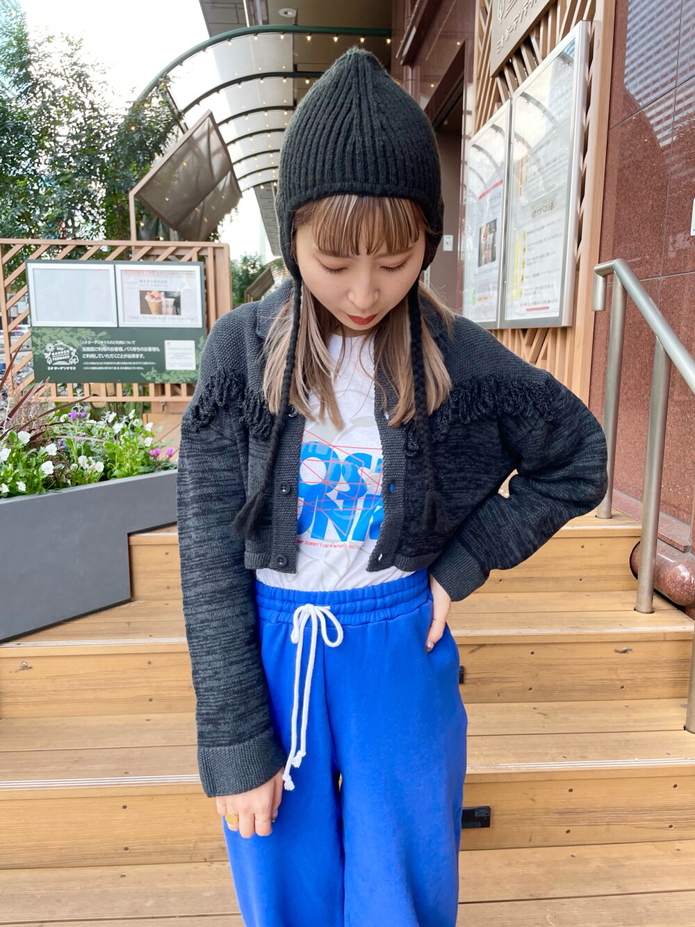 ブルー系のスウェットパンツ、グレー系のTシャツ/カットソー、ブラック系のカーディガン/ボレロを着用したレディースの冬コーディネートの4枚目の写真