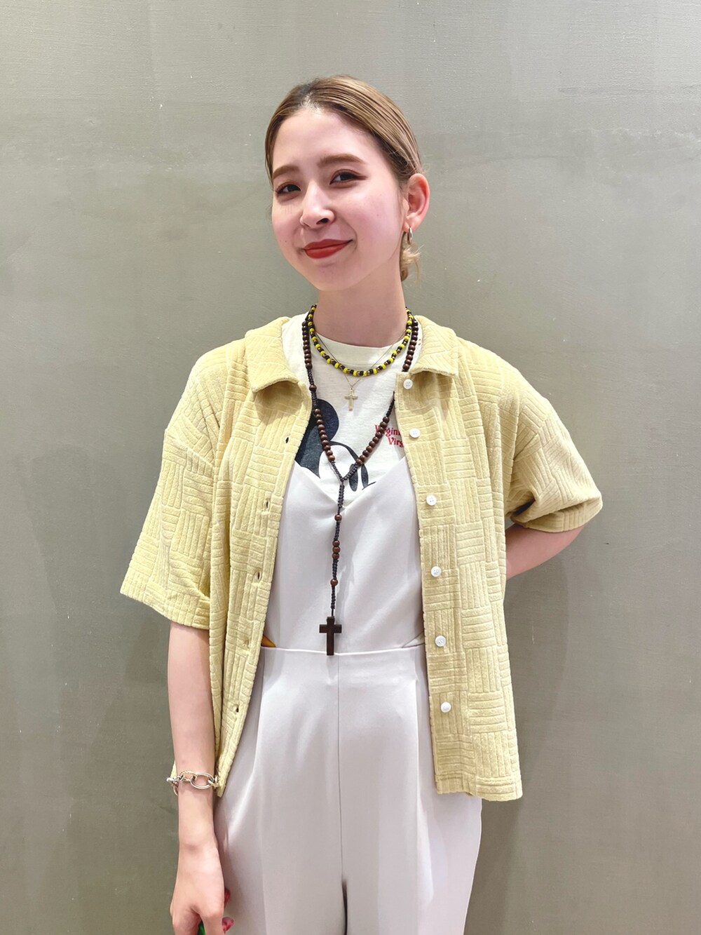 ホワイト系のサロペット/オーバーオール、イエロー系のシャツ/ブラウス、グリーン系のショルダーバッグを着用したレディースの夏コーディネートの2枚目の写真