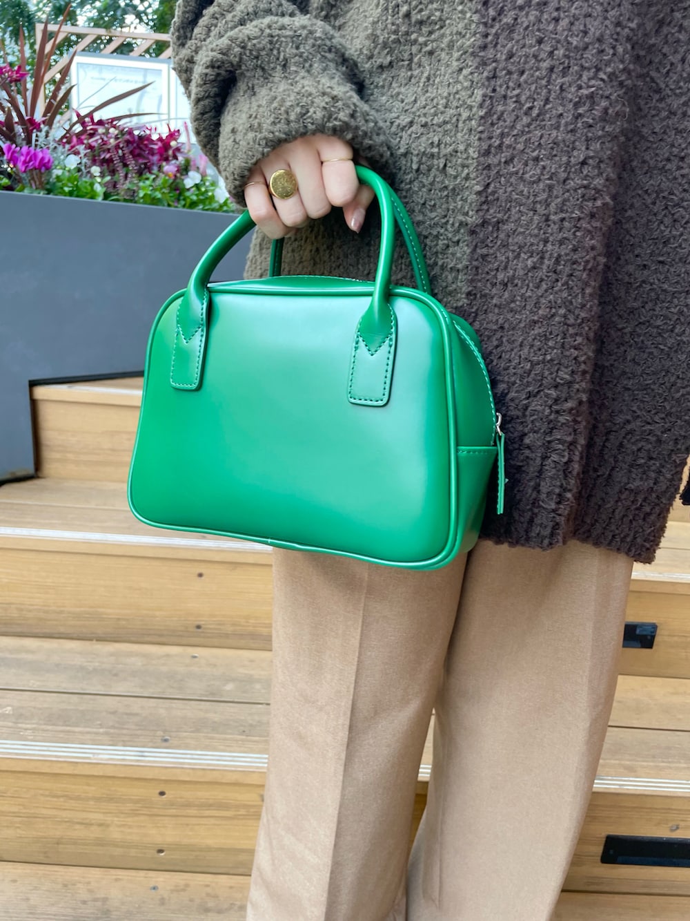 ブラウン系のニット/セーター、グリーン系のボストンバッグ、ブラウン系のその他パンツを着用したレディースの秋コーディネートの5枚目の写真