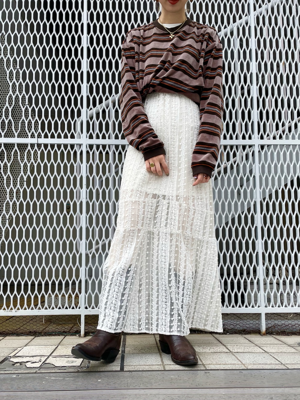 ブラウン系のTシャツ/カットソーを着用したレディースの冬コーディネートの4枚目の写真