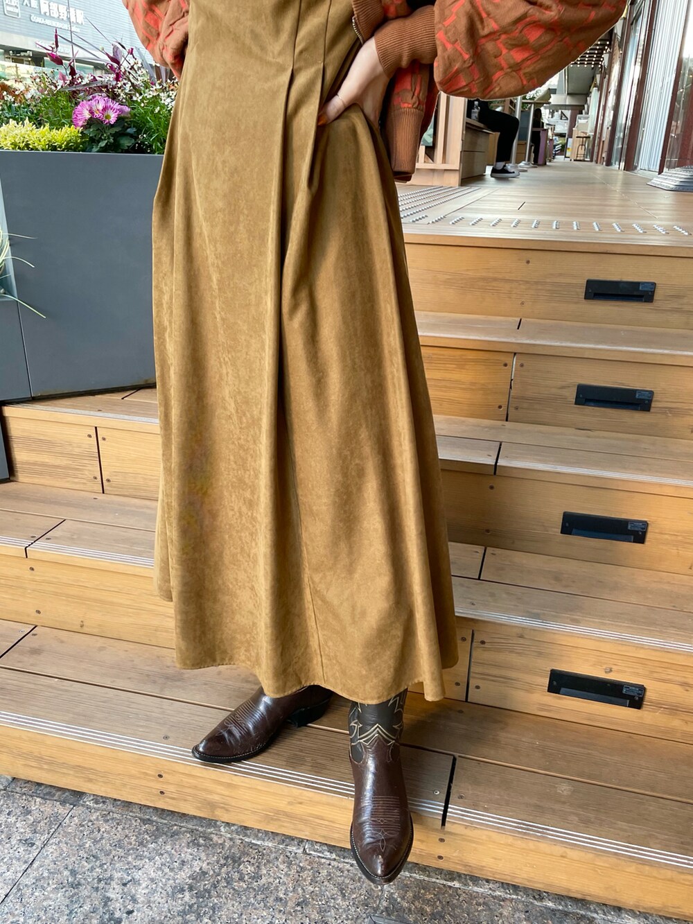 ブラウン系のカーディガン/ボレロ、ブラウン系のワンピースを着用したレディースの秋コーディネートの5枚目の写真