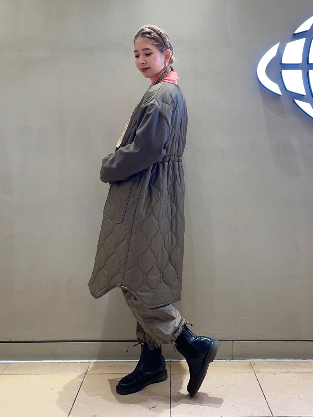 「BEAMS BOY、Ray BEAMS、ミリタリー、FUMIE=TANAKA、カチューシャ、Dr.Martens、ジャンプスーツ」｜「BEAMS BOYのBEAMS BOY / タイプライター ミリタリー オールインワン（サロペット/オーバーオール、グリーン系）」を使った、コウノナホさん（レディース・164cm）の冬コーディネートの2枚目の写真