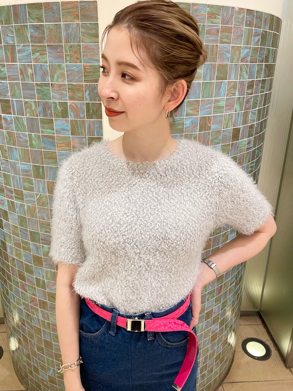 グレー系のニット/セーター、ピンク系のドレスシューズを着用したレディースの夏コーディネートの3枚目の写真